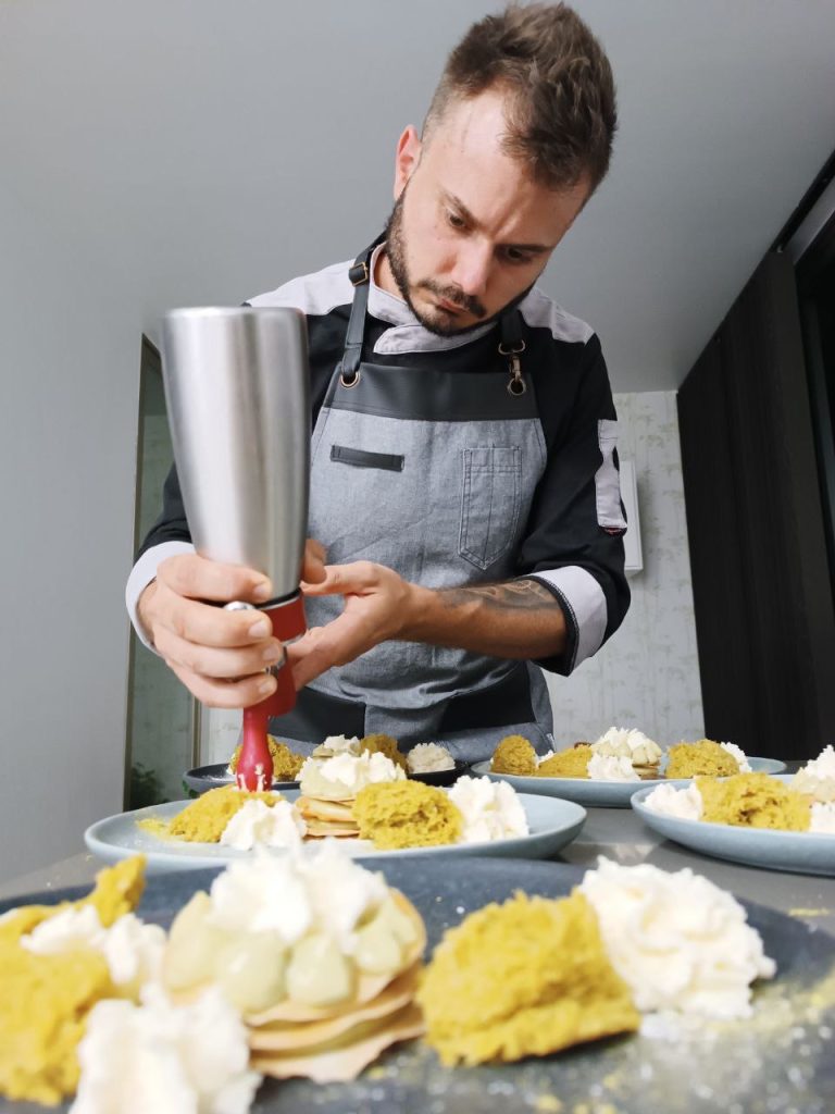 Isaac cocinando