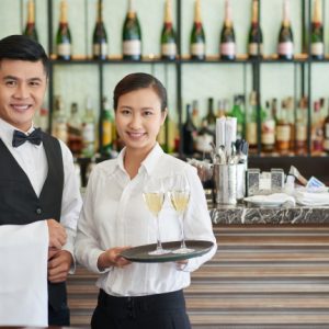 restaurant-waiters-BF5NHMG-Service-1.jpg